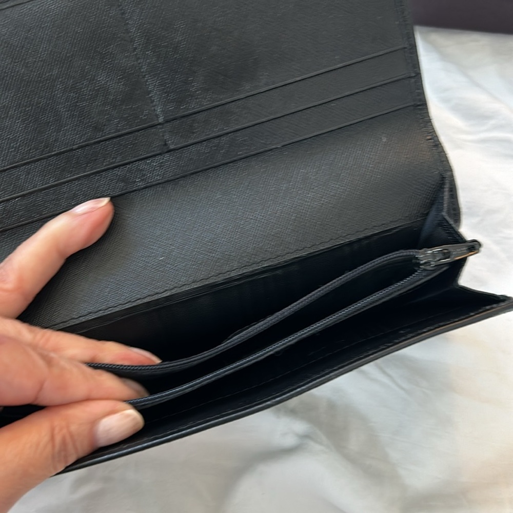 Classy Prada black saffiano leather long wallet - Picture 3 of 5